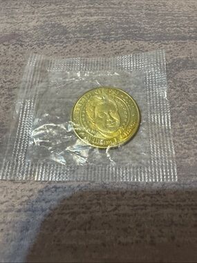 Sunoco Gold Tone Commemorative Presidential Coin - Clinton. NWT.